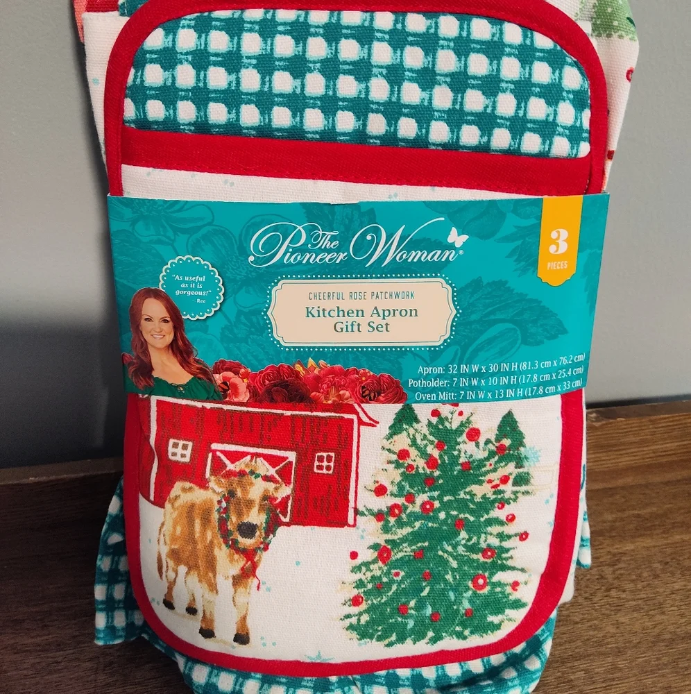 🌺 Last Set 🌺 New The Pioneer Woman Christmas Tree/Cow Holiday Apron Set 2021 - Picture 1 of 5